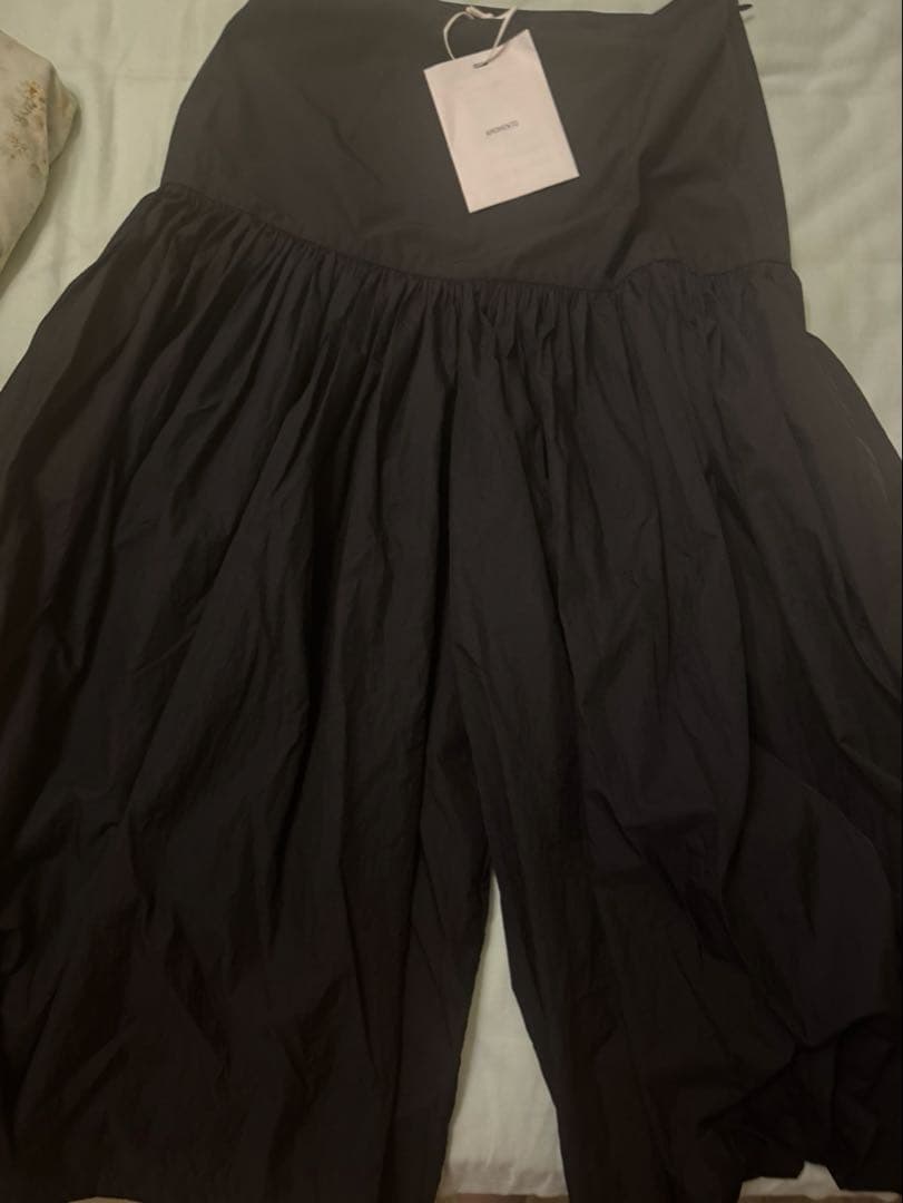 AMOMENTO ブラック フレアスカートパンツ ガウチョパンツ 25SS