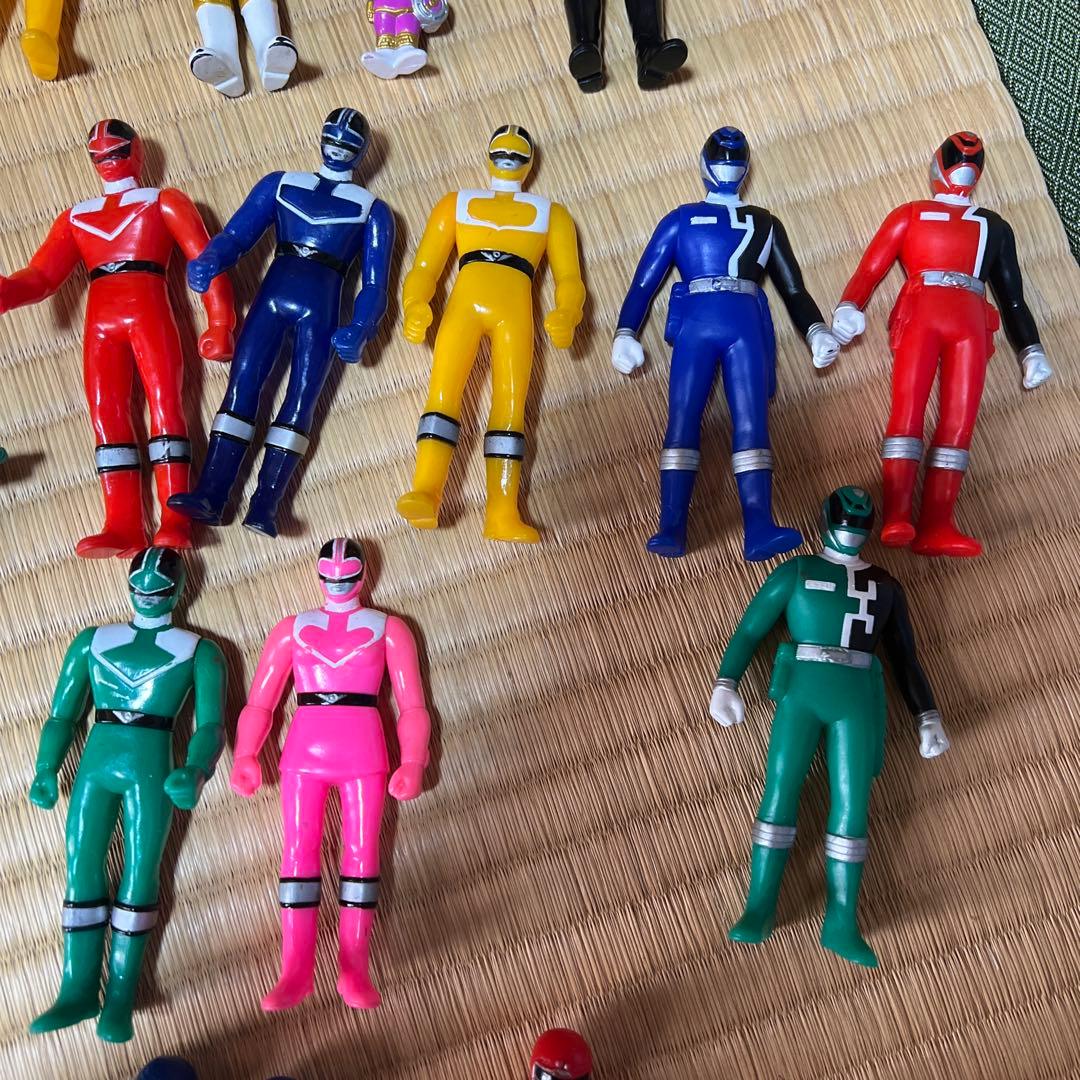 戦隊ヒーローフィギュアとロボットセット