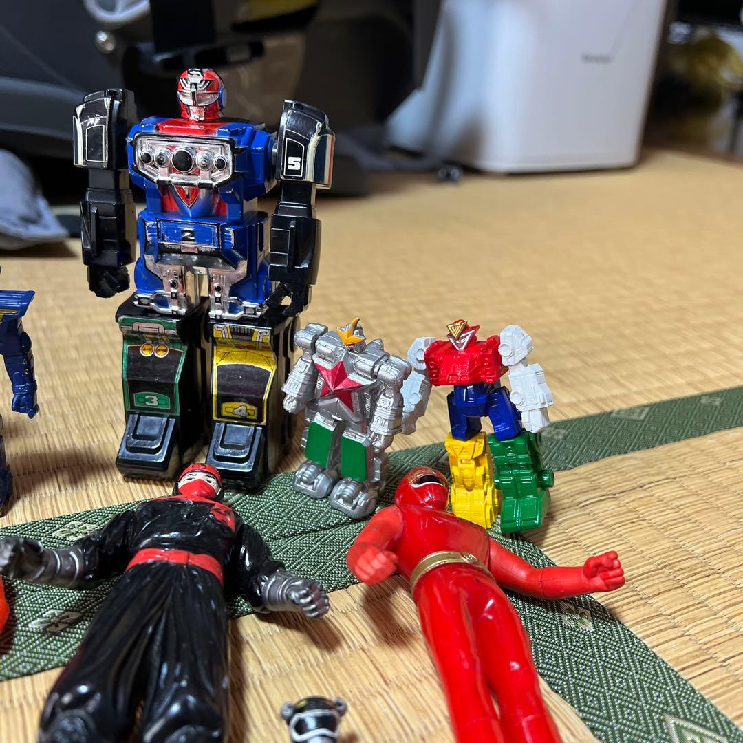 戦隊ヒーローフィギュアとロボットセット