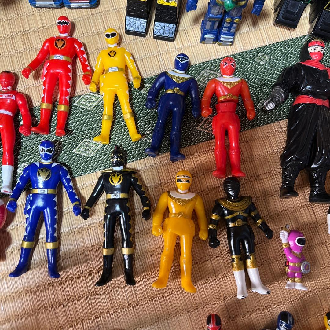 戦隊ヒーローフィギュアとロボットセット