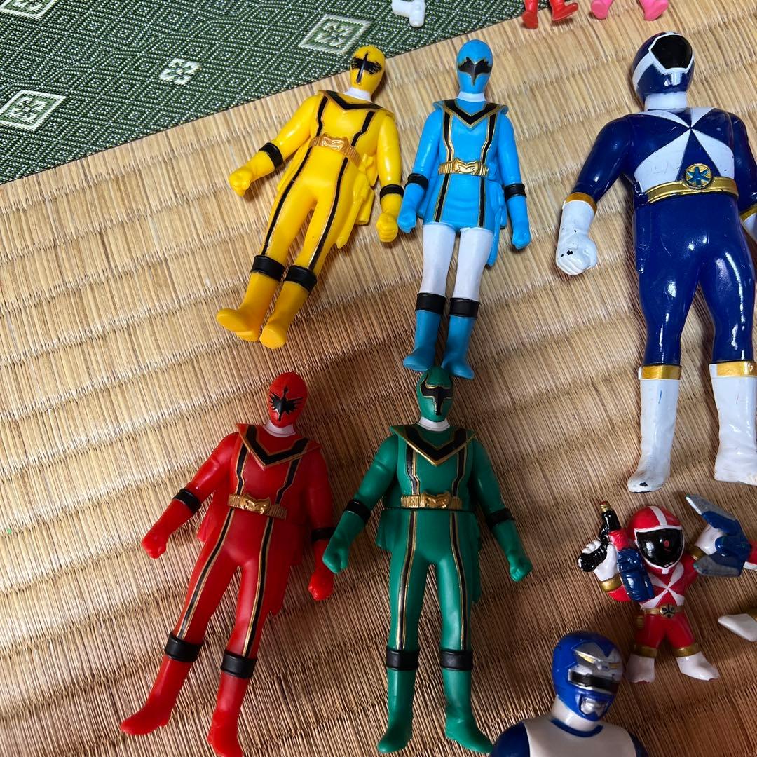 戦隊ヒーローフィギュアとロボットセット