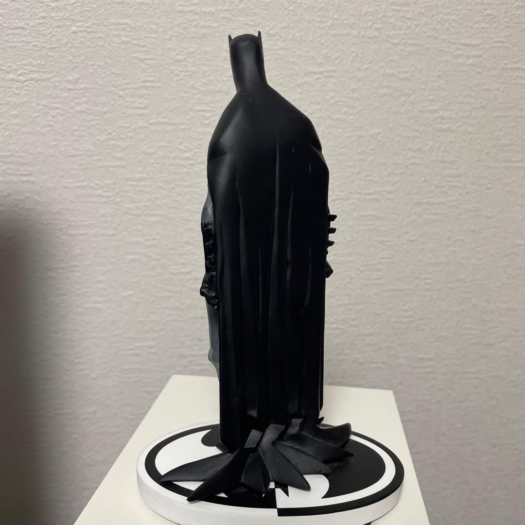 ＤＣバットマン ブラック＆ホワイト フィギュア マイク・ミニョーラ スタチュー