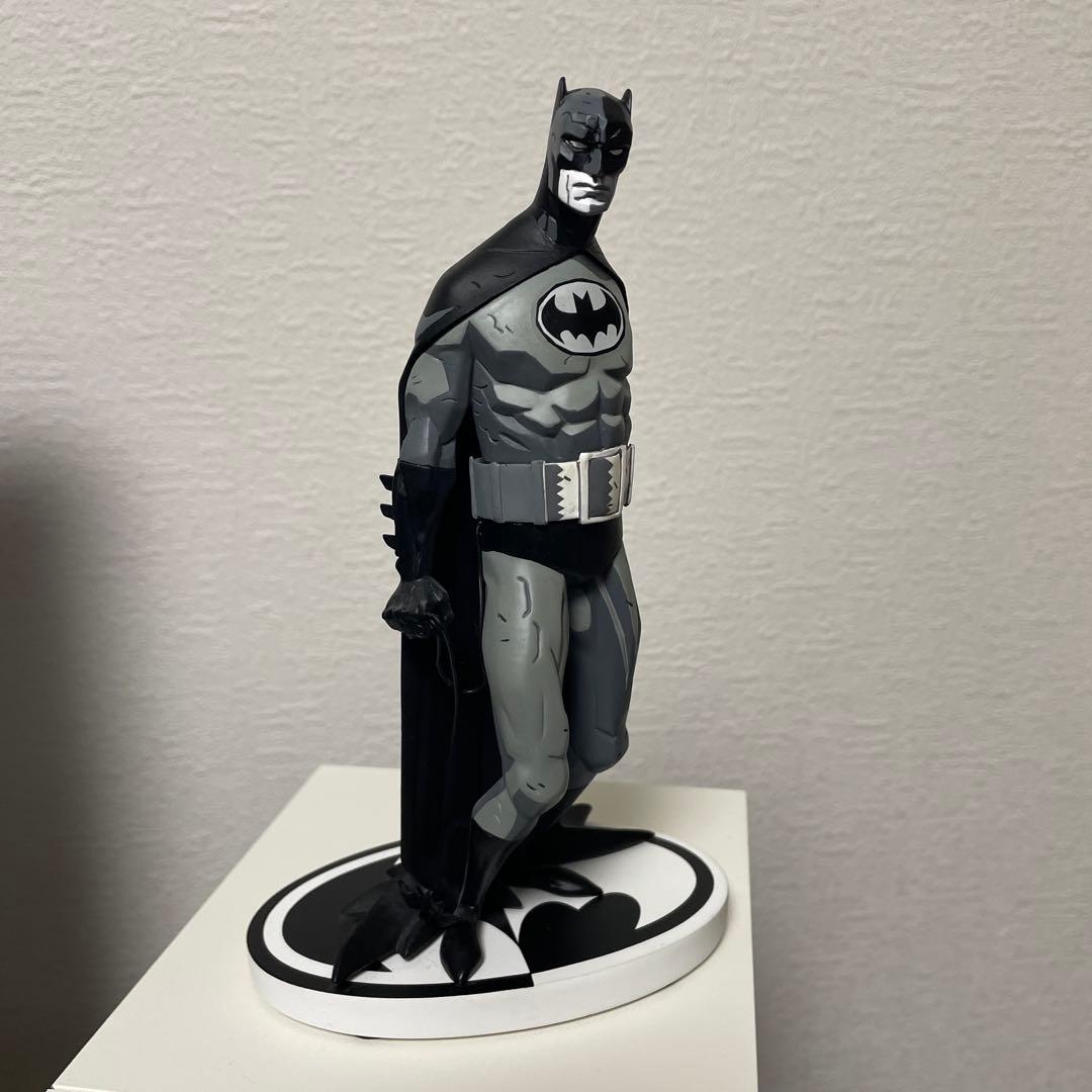 ＤＣバットマン ブラック＆ホワイト フィギュア マイク・ミニョーラ スタチュー