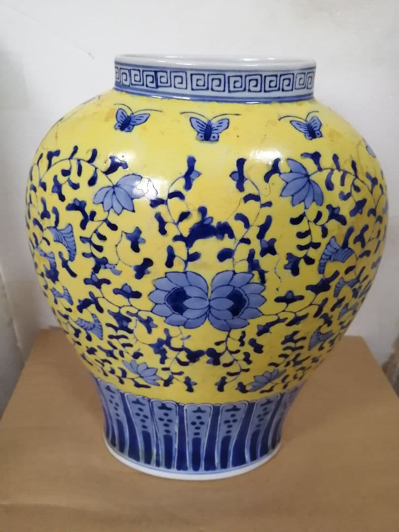 花瓶 康熙年製 黄釉青華 獅子蓋付き唐草花蝶柄 壺