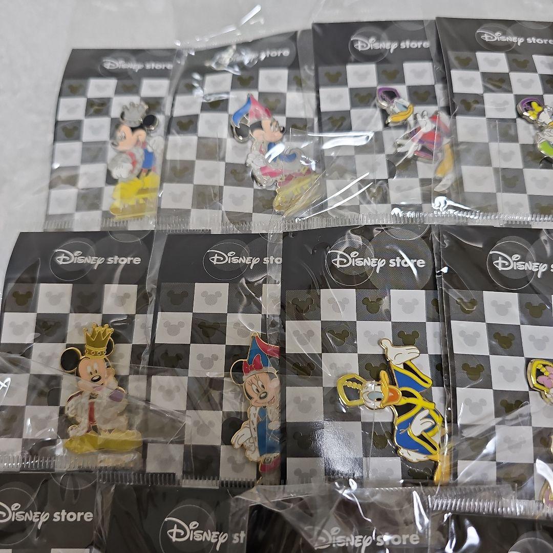DisneyStore キャラクターピンバッジ チェス32個