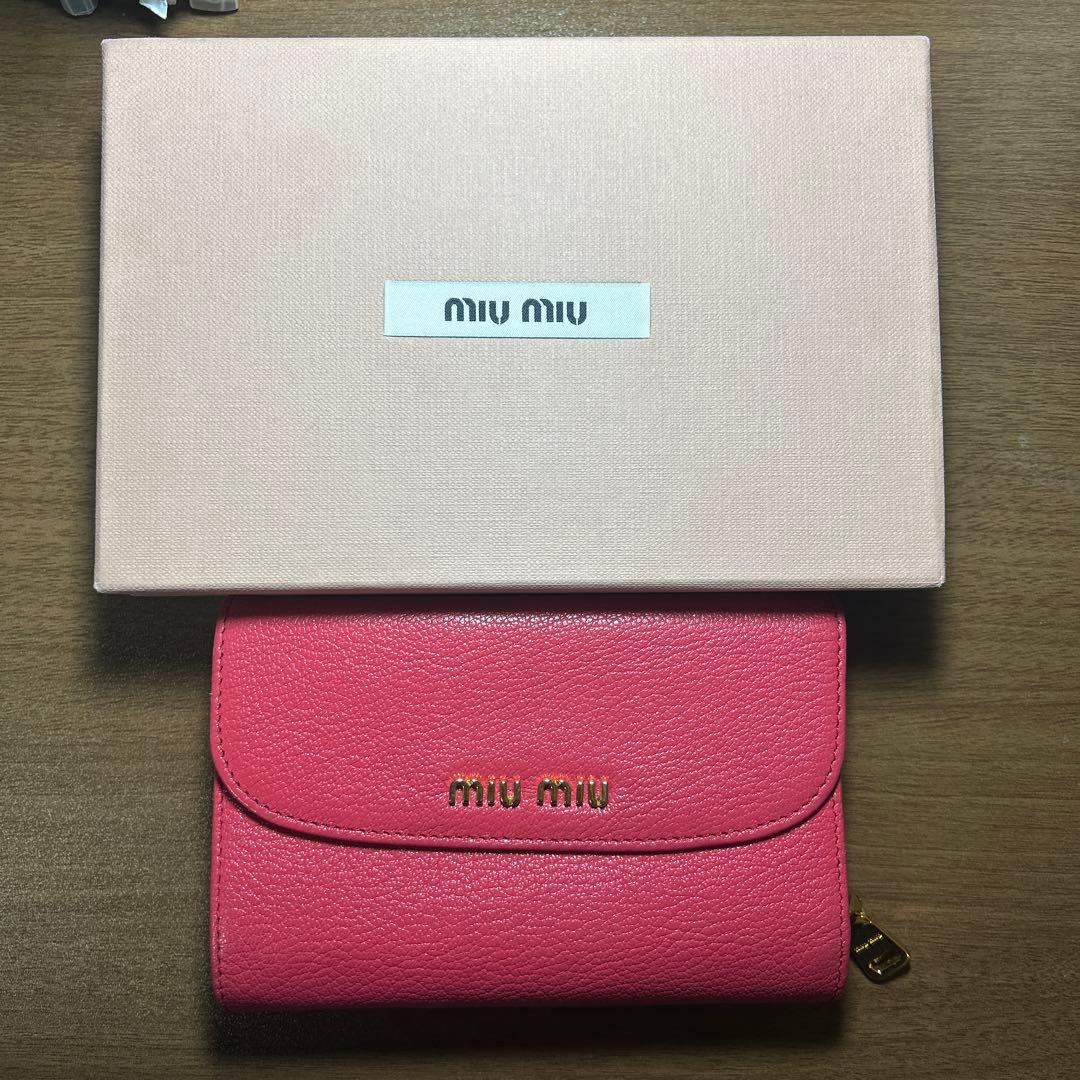 日曜日限定値下げMIU MIUピンク二つ折り財布