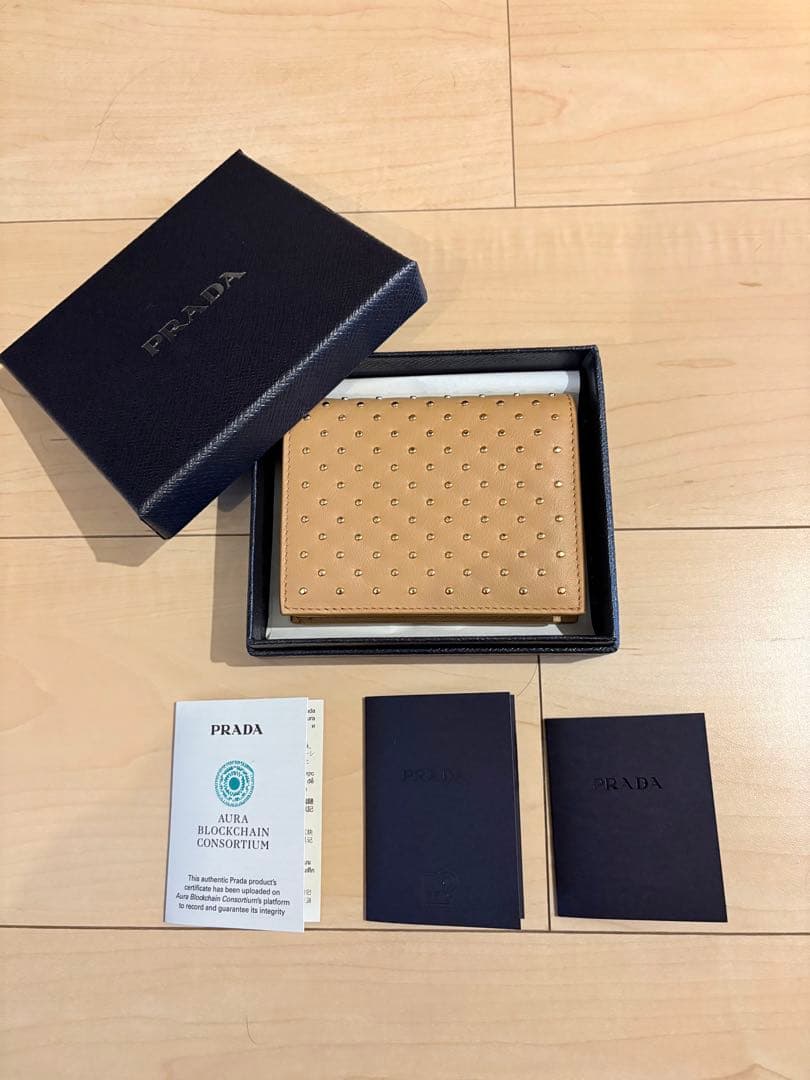 PRADA スタッズデザイン 二つ折り財布　新品未使用！