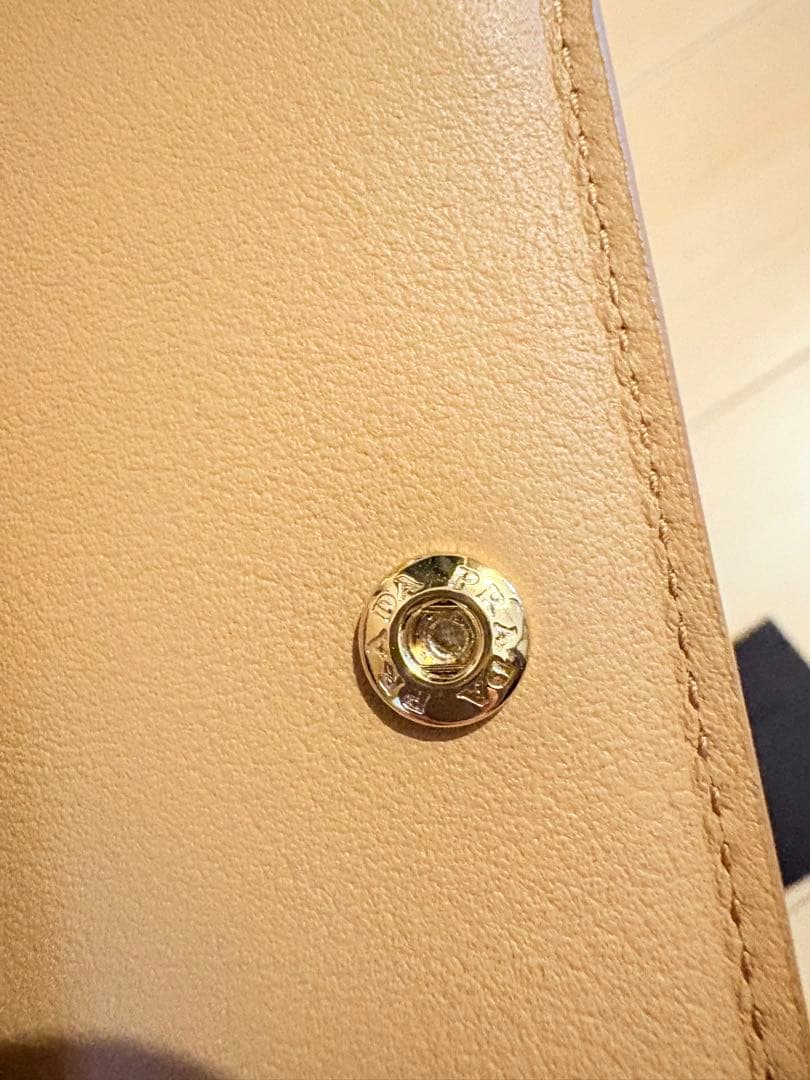 PRADA スタッズデザイン 二つ折り財布　新品未使用！