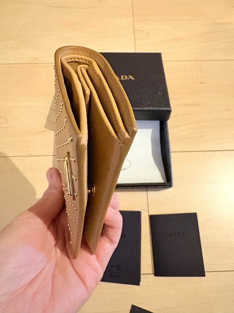 PRADA スタッズデザイン 二つ折り財布　新品未使用！
