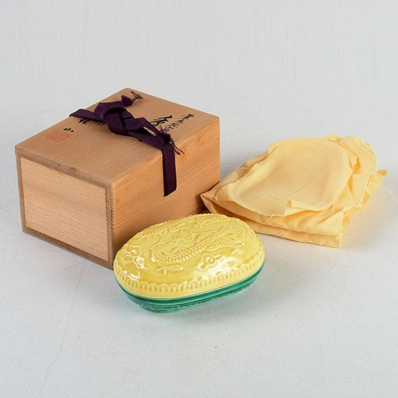 茶道具　粟田焼　岡田佳山作　黄交趾小判龍　香合　共箱　V　9523