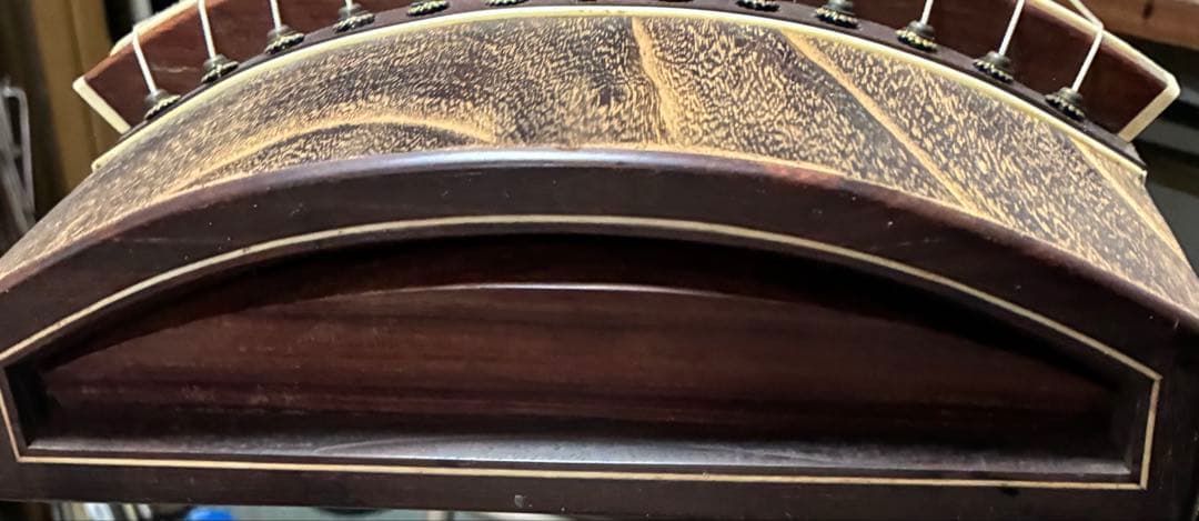 お琴です。13弦 並甲乍ら琴柱の倒れた跡も少なく音色が良い