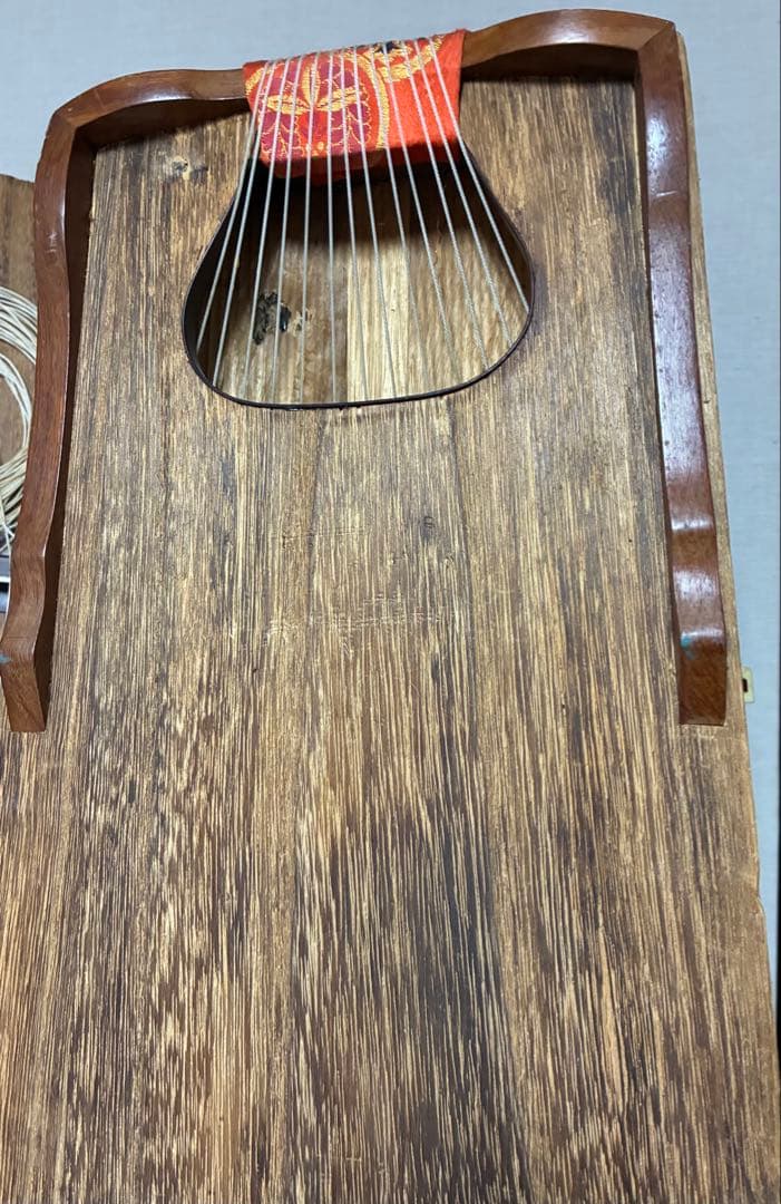 お琴です。13弦 並甲乍ら琴柱の倒れた跡も少なく音色が良い
