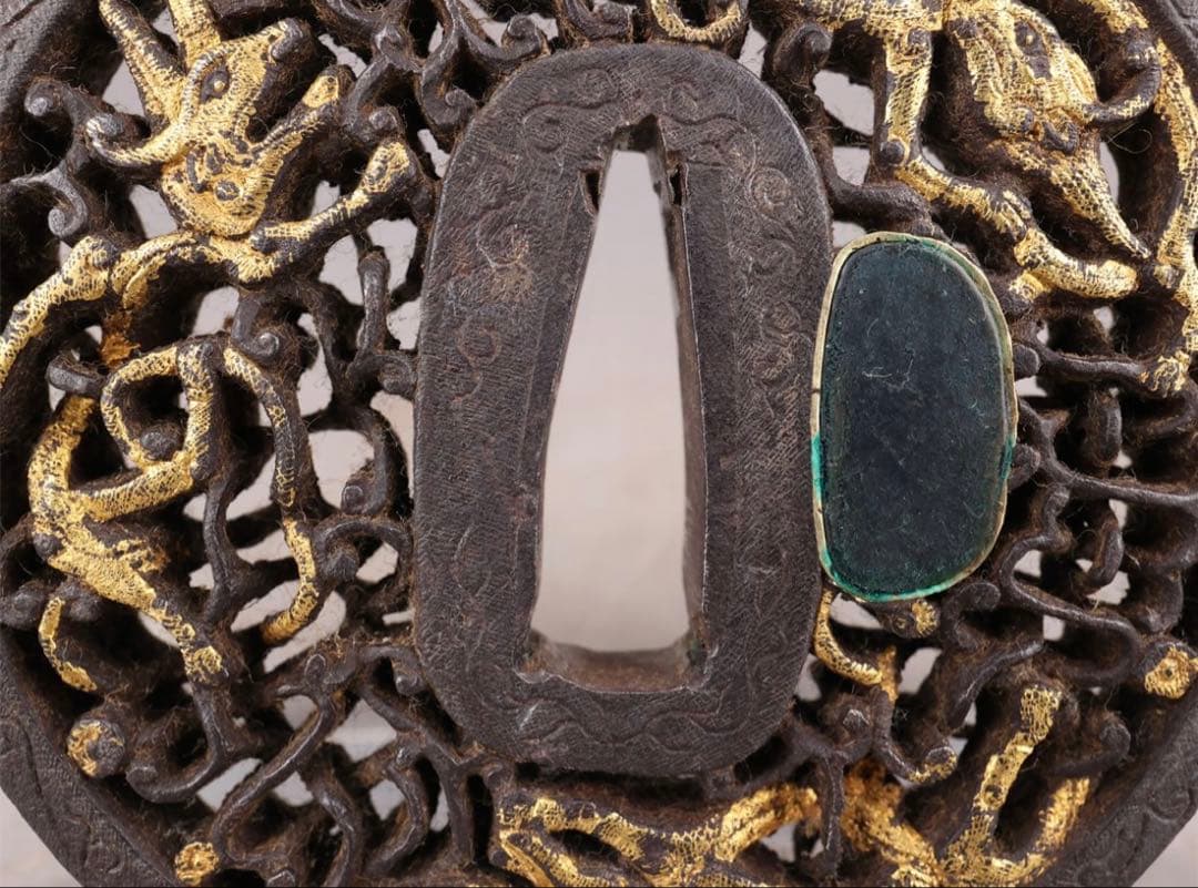 【値下げ】甲種特別貴重 鍔 無銘(南蛮) 雨龍唐草透 鉄地丸形円形地透布目象嵌