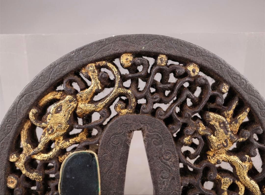 【値下げ】甲種特別貴重 鍔 無銘(南蛮) 雨龍唐草透 鉄地丸形円形地透布目象嵌