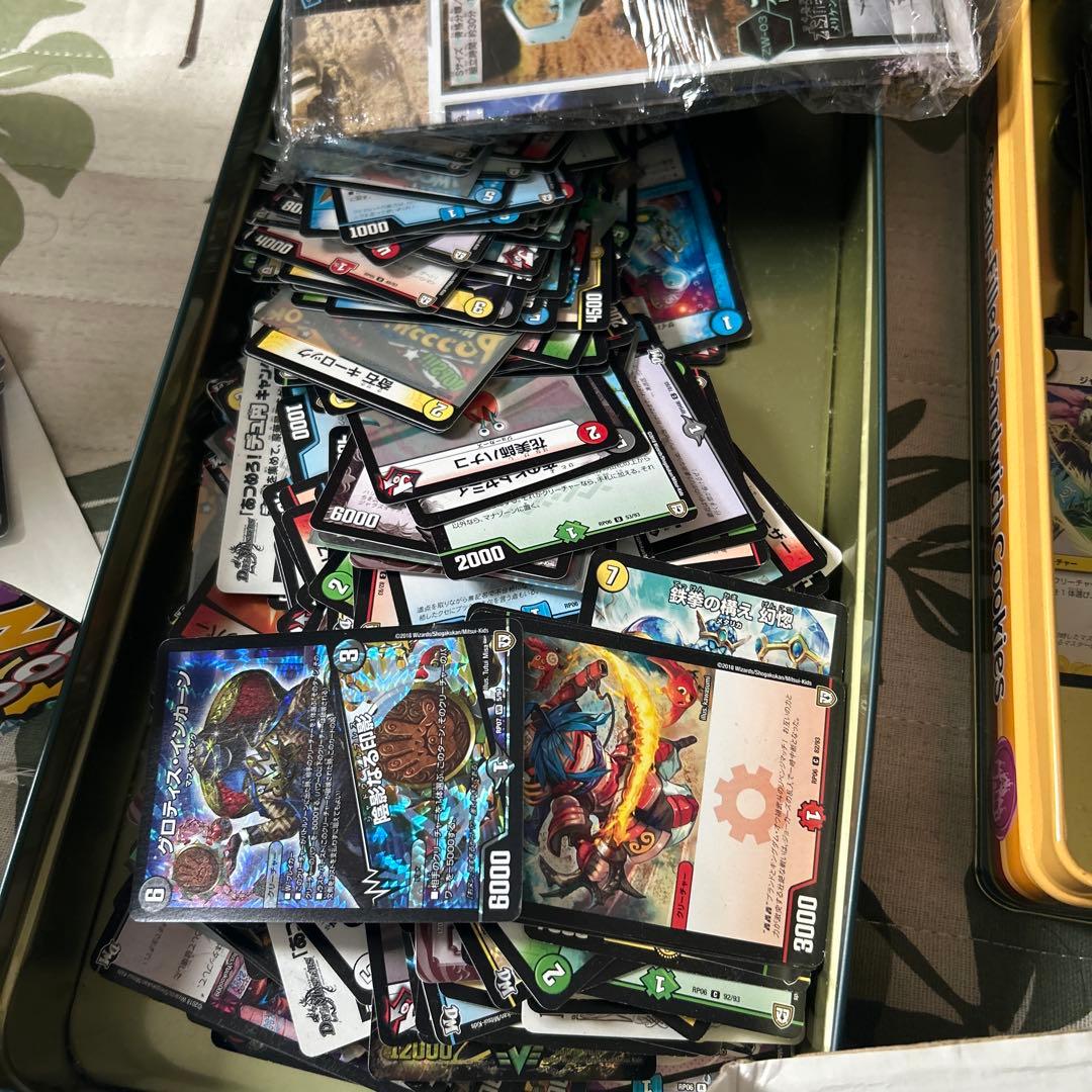 何があるかわからない2000枚以上ありそうなデュエルマスターズのカードセット