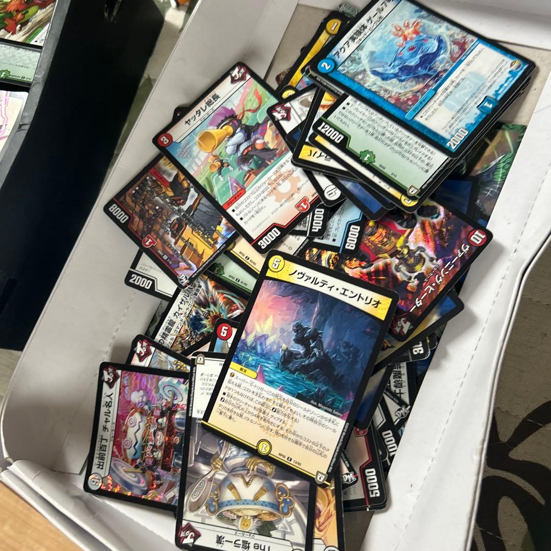 何があるかわからない2000枚以上ありそうなデュエルマスターズのカードセット