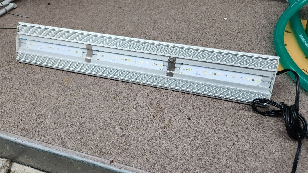 Aqullo LEDトライアングル グロウライト 60cm RGB 付属品一式