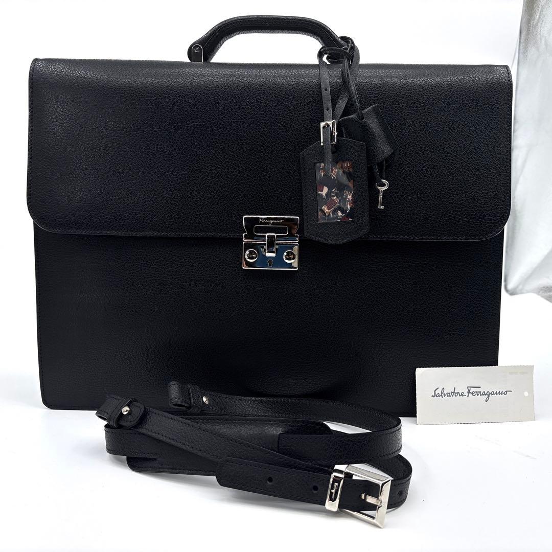 【極美品】フェラガモ　ブリーフケース　ビジネスバッグ　レザー　革　金具　鍵付　黒