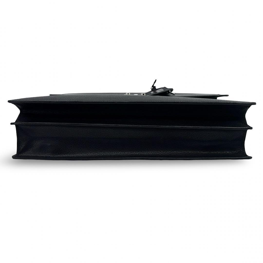 【極美品】フェラガモ　ブリーフケース　ビジネスバッグ　レザー　革　金具　鍵付　黒