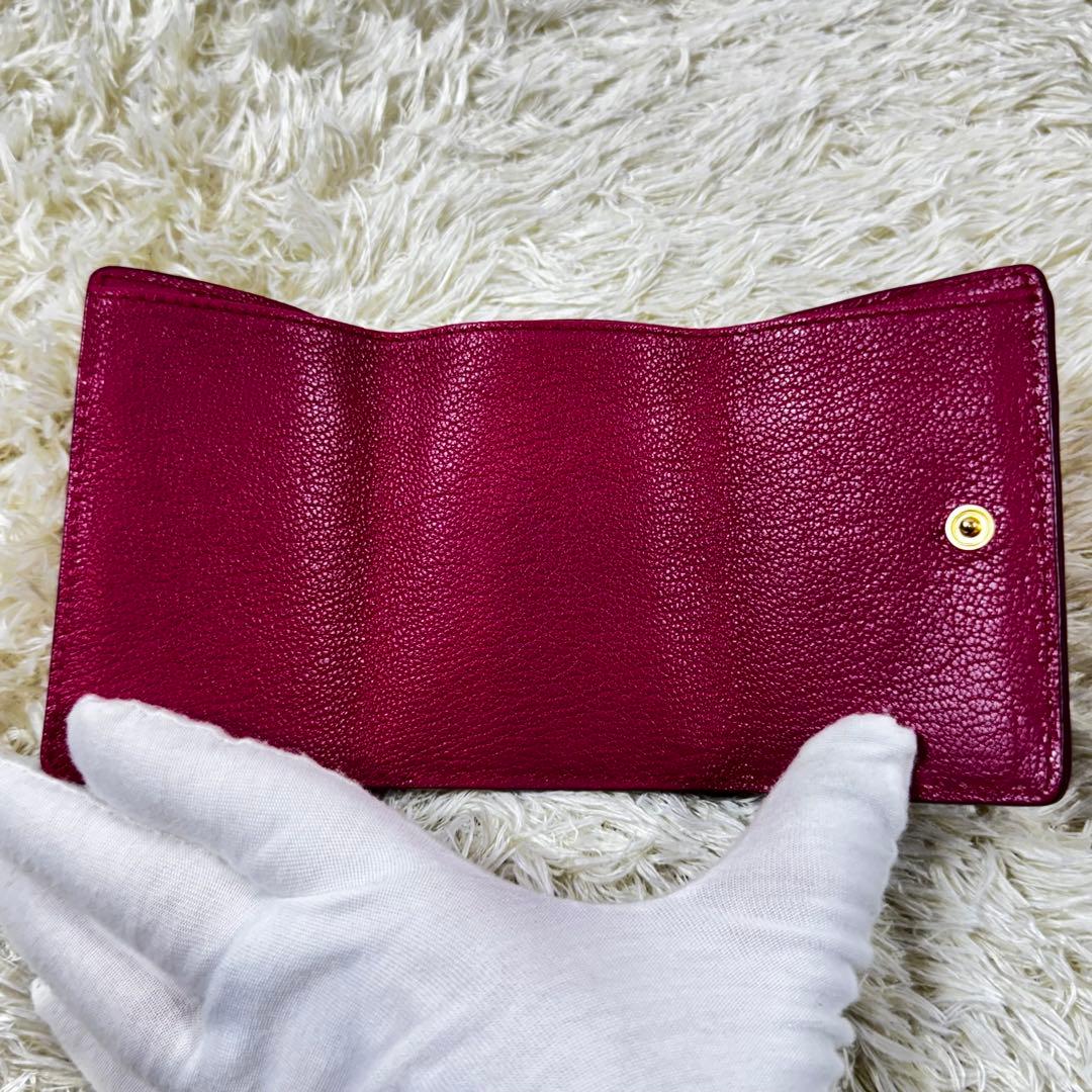 大人気✨ミュウミュウ　三つ折り財布　マドラスレザー　ゴールド金具　シボ　ピンク