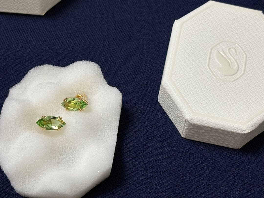 スワロフスキー☘︎Gema スタッドピアス　マーキスカット　黄緑