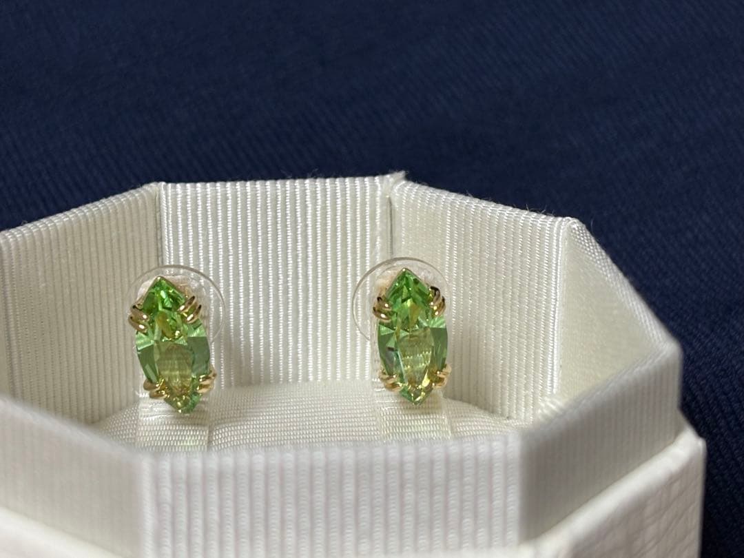 スワロフスキー☘︎Gema スタッドピアス　マーキスカット　黄緑