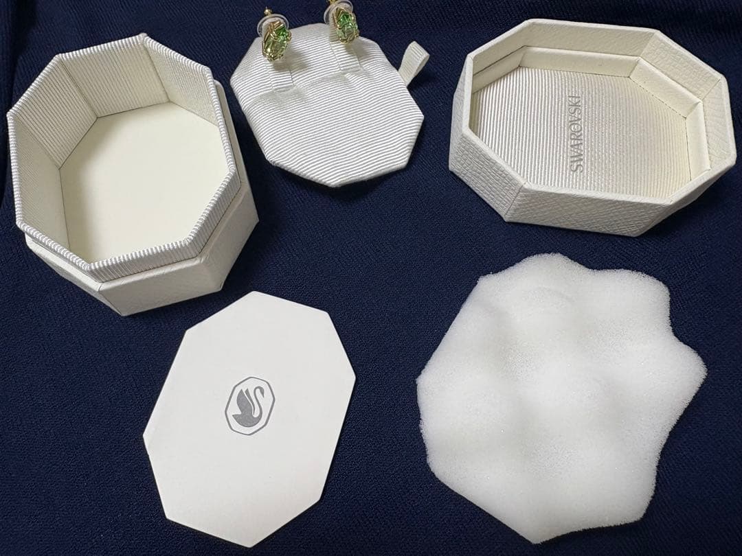 スワロフスキー☘︎Gema スタッドピアス　マーキスカット　黄緑