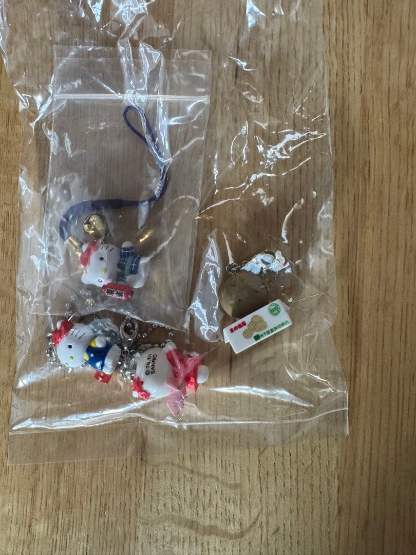 チ*王様 ハローキティ フィギュアストラップ 232➕4 地域限定多数　おまけつ