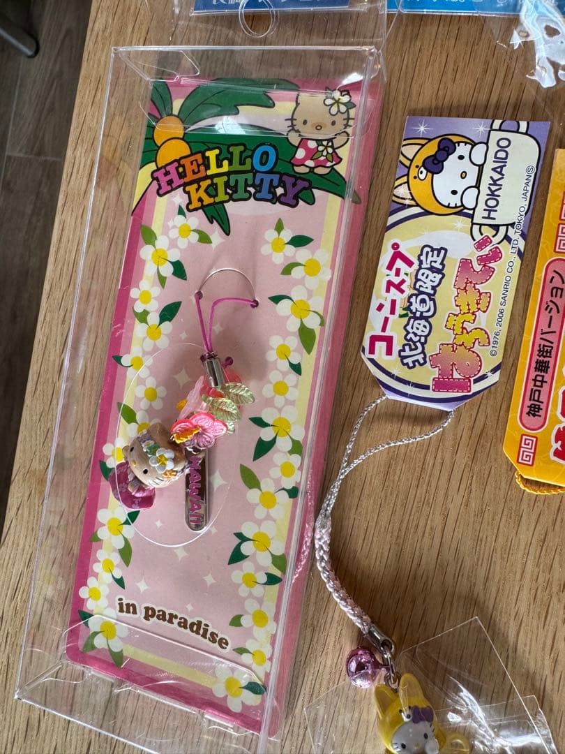 チ*王様 ハローキティ フィギュアストラップ 232➕4 地域限定多数　おまけつ