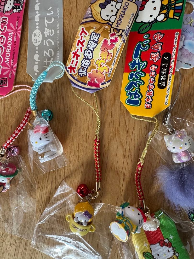 チ*王様 ハローキティ フィギュアストラップ 232➕4 地域限定多数　おまけつ