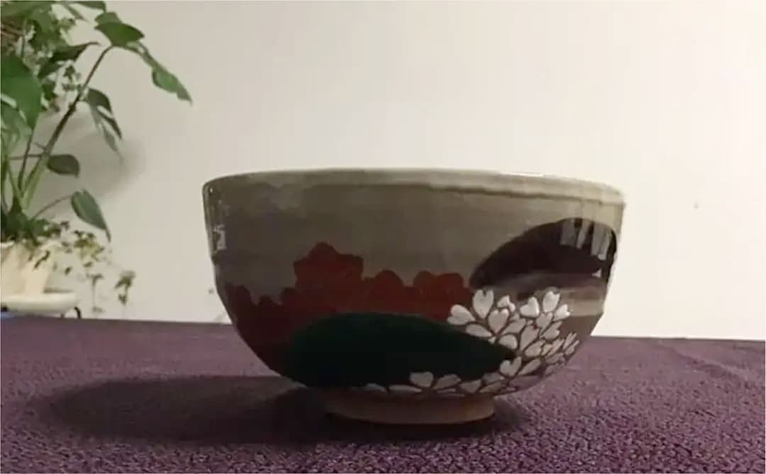 桜と紅葉と新緑の山の抹茶茶碗。