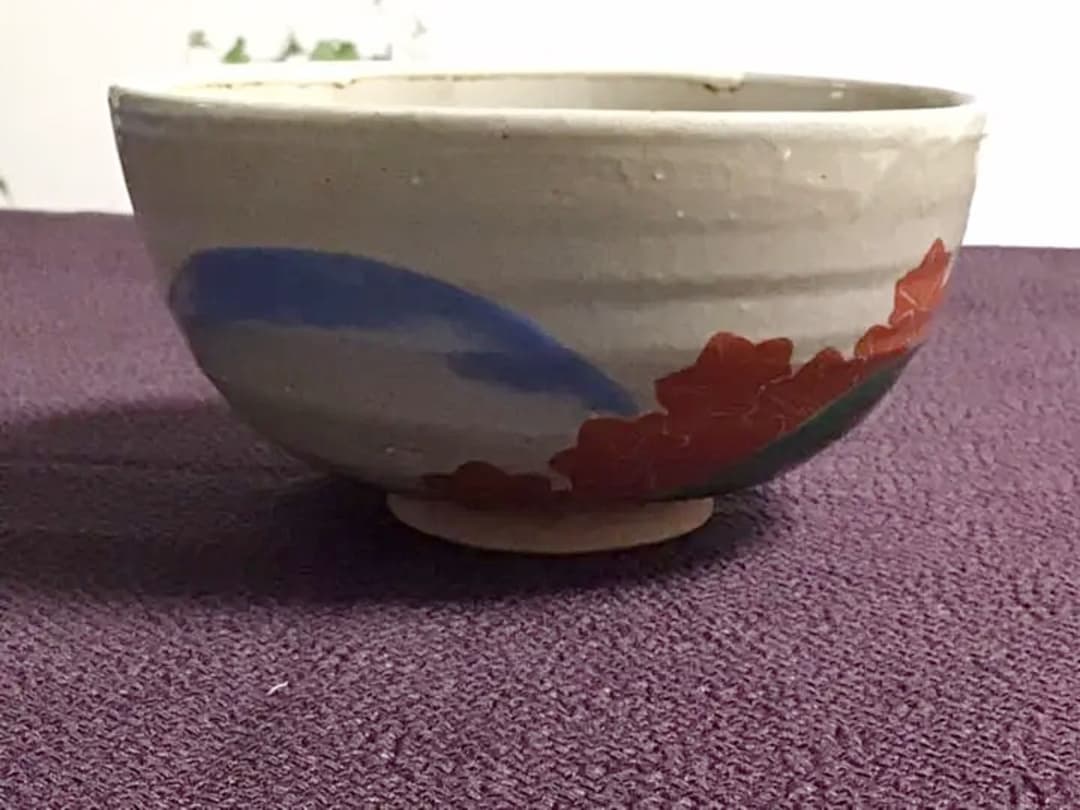 桜と紅葉と新緑の山の抹茶茶碗。