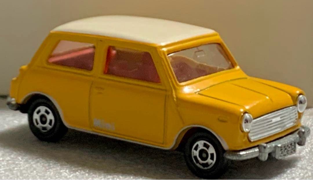 トミカ ミニクーパー 黄/白ルーフ 赤シート