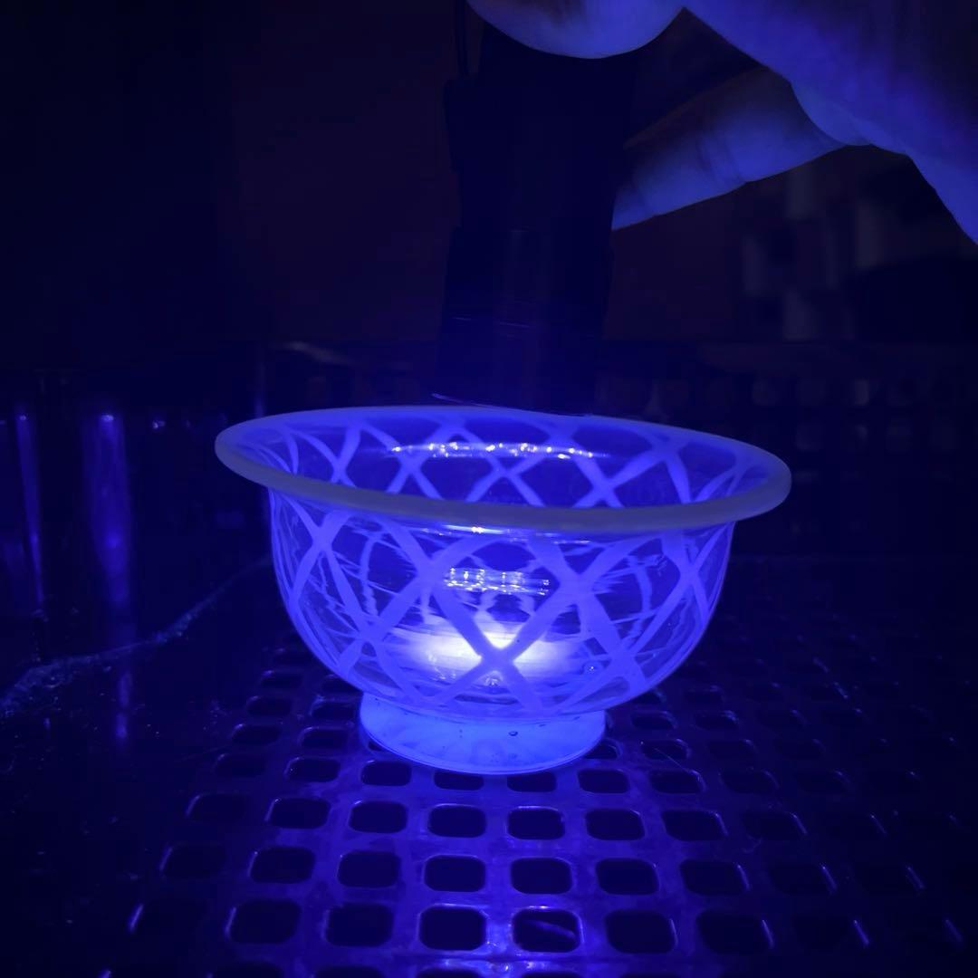 骨董　時代ガラス　超希少　白網目紋　水色台座　反り口　氷コップ　ウランガラス