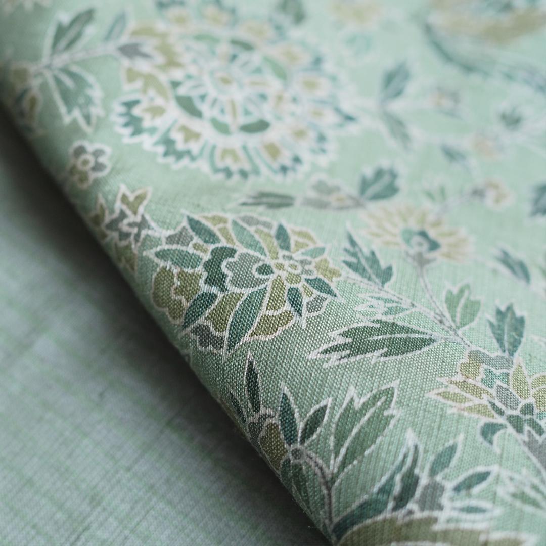 【着物】【つむぎ】グリーン地 片変わり 更紗柄 うす縞 紬 No.47