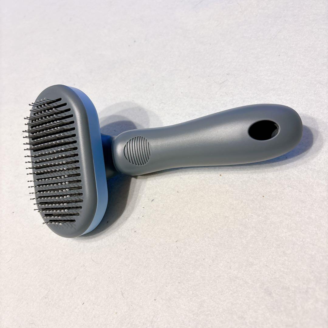 犬 猫 ブラシ 毛取り簡単 ワンプッシュ式 肌ケア マッサージ ブルー くし