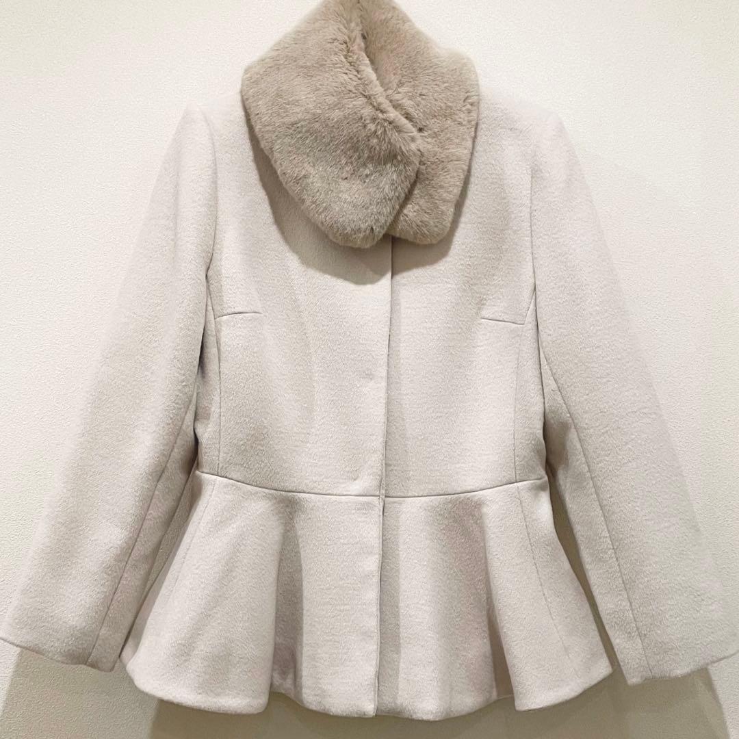 ジェンヌ エコファー襟付き ペプラム ショートコート