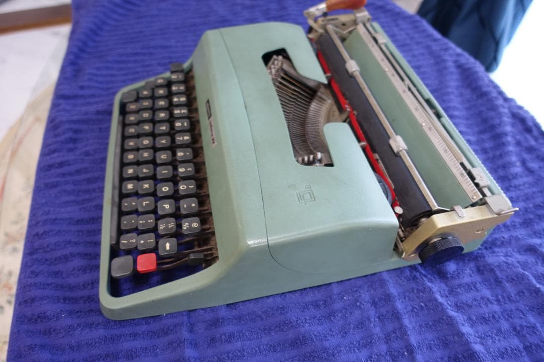 Olivetti Lettera 32 タイプライター グリーン