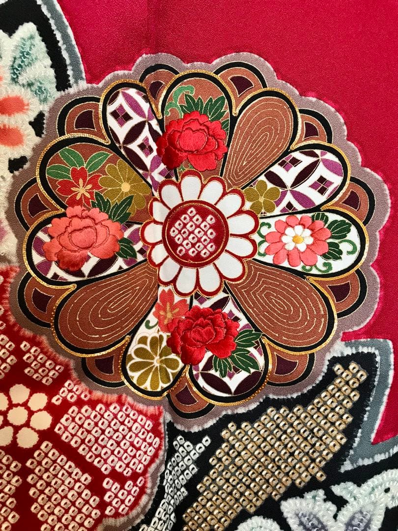 振袖　超美品　正絹　金糸と色刺繍　個性的　絞り柄