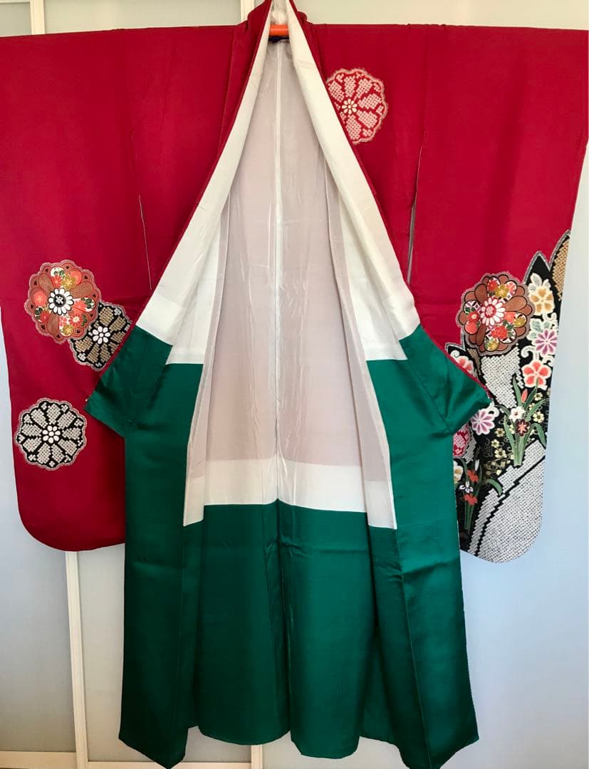 振袖　超美品　正絹　金糸と色刺繍　個性的　絞り柄