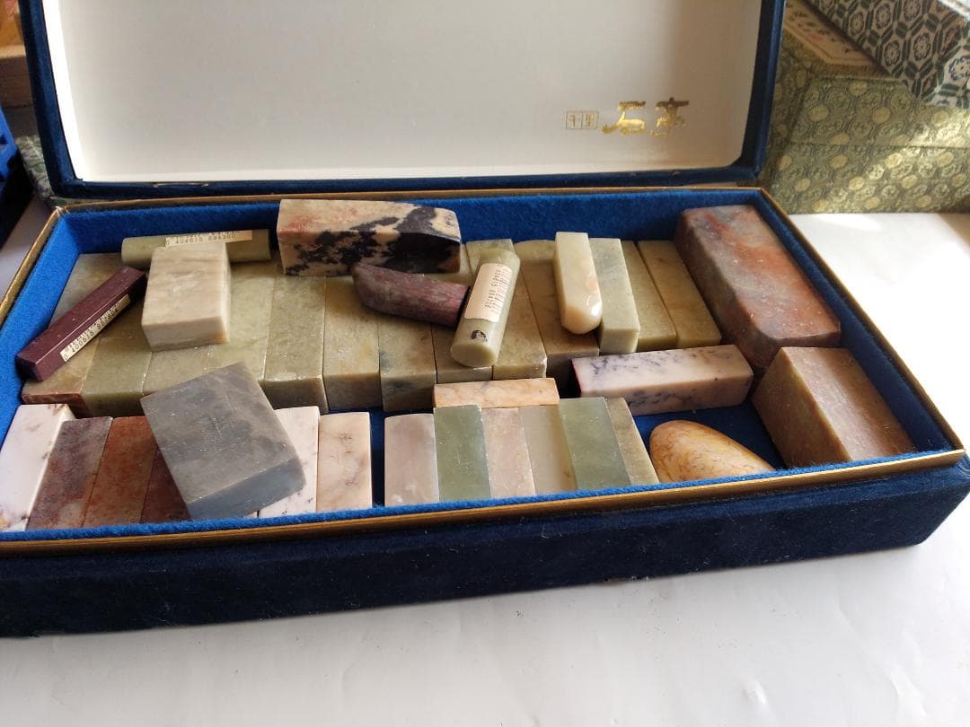 篆刻 高級石材 篆刻用 中国 篆刻石材 印材 40点 箱付 新品 未使用 です。