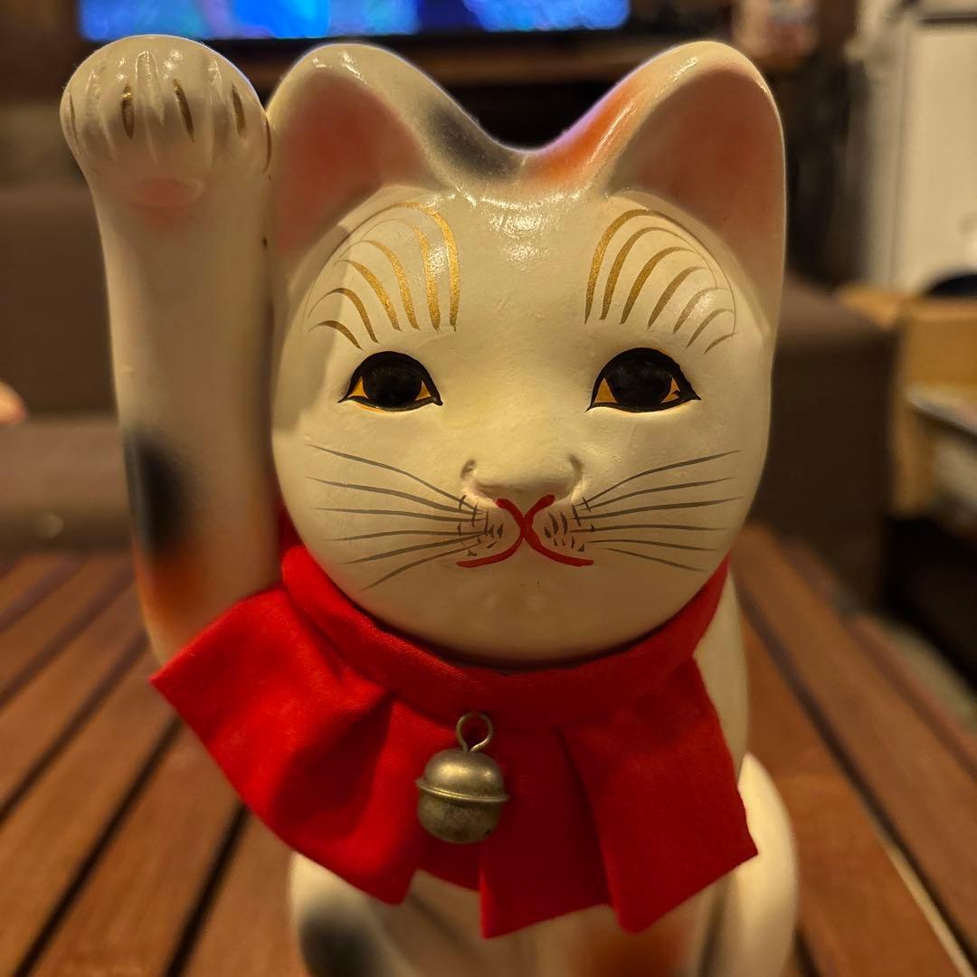 陶器 招き猫 鈴付き 赤いスカーフ