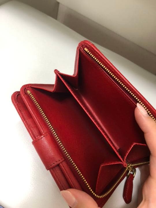プラダ二つ折り財布（赤色）