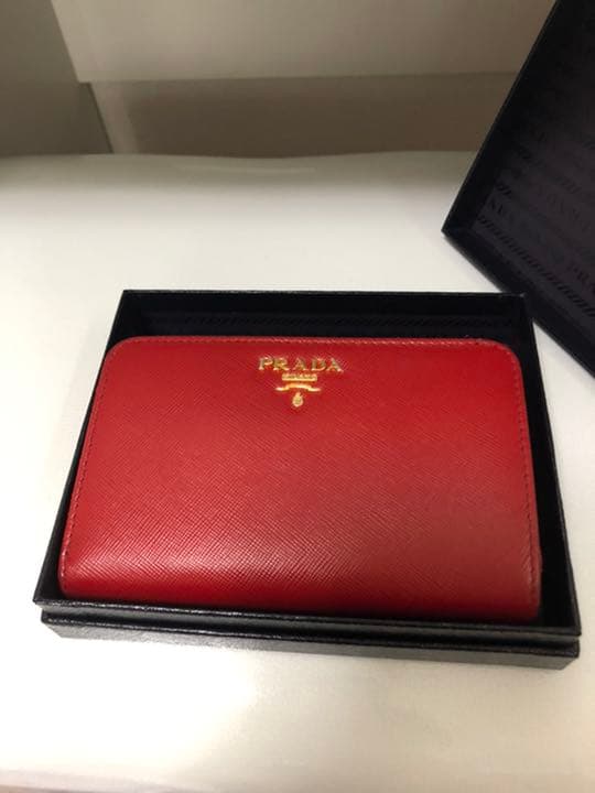 プラダ二つ折り財布（赤色）
