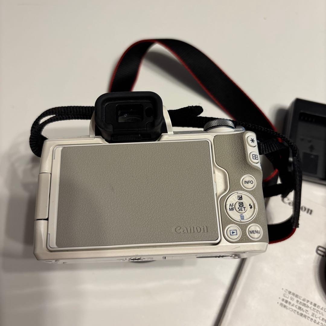 Canon EOS Kiss M ホワイト EF-M 15-45mm