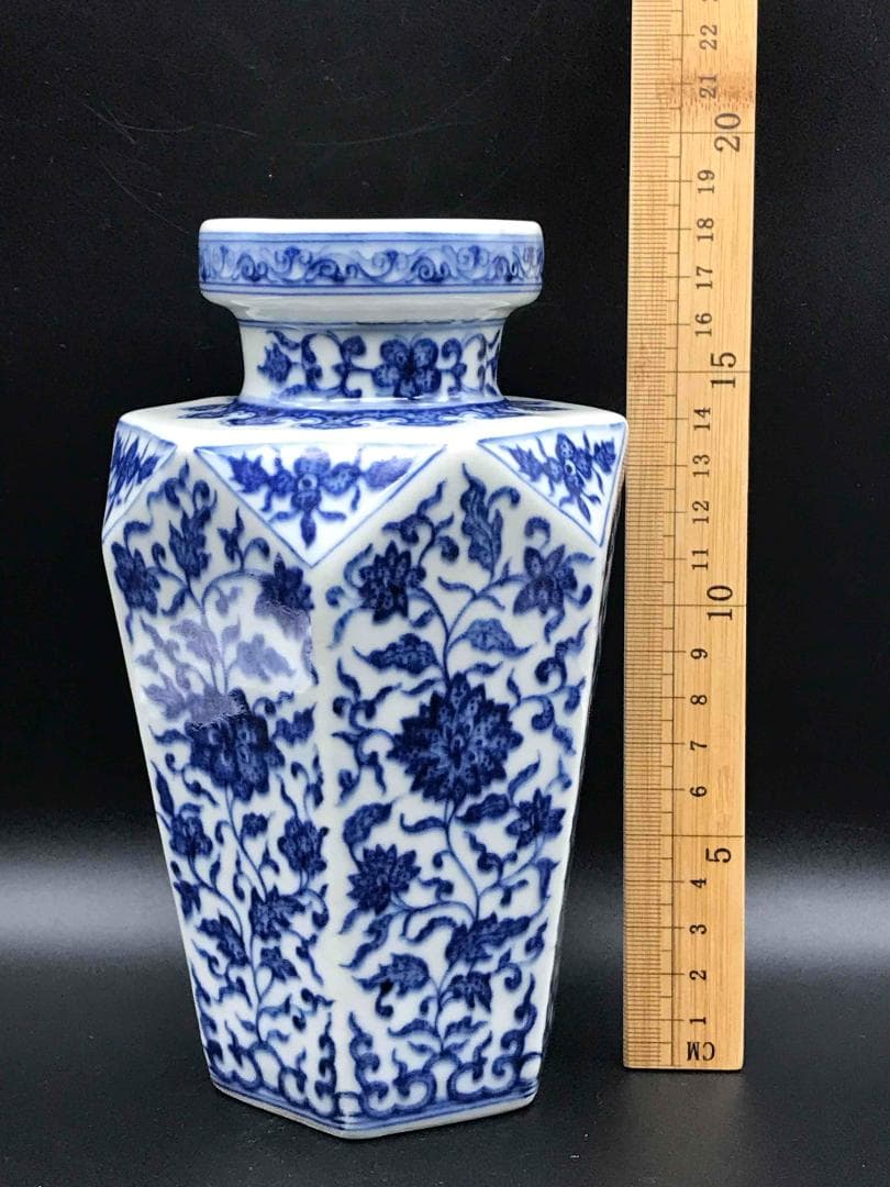 中国古美術　清乾隆時代　大清乾隆年製　在銘　染付花紋　唐草紋　花瓶(B-6)