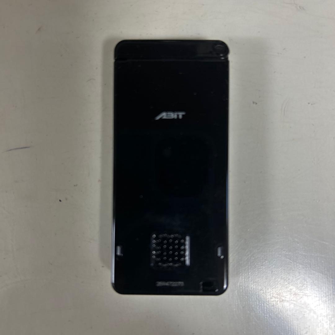 画像はWILLCOM（ウィルコム）の「ストラップフォン WX03A」ブラック