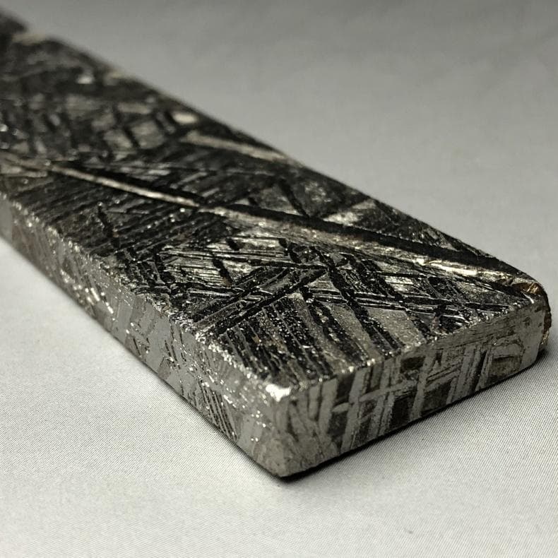 t*i様 隕石　 鉄隕石　アルタイ隕石　ナチュラル原石　重さ約96ｇ　立て付き