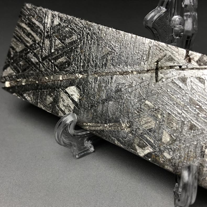 t*i様 隕石　 鉄隕石　アルタイ隕石　ナチュラル原石　重さ約96ｇ　立て付き