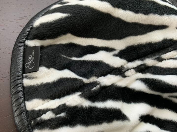 NEWYORKセレブ御用達ショップの犬用ムートンコート